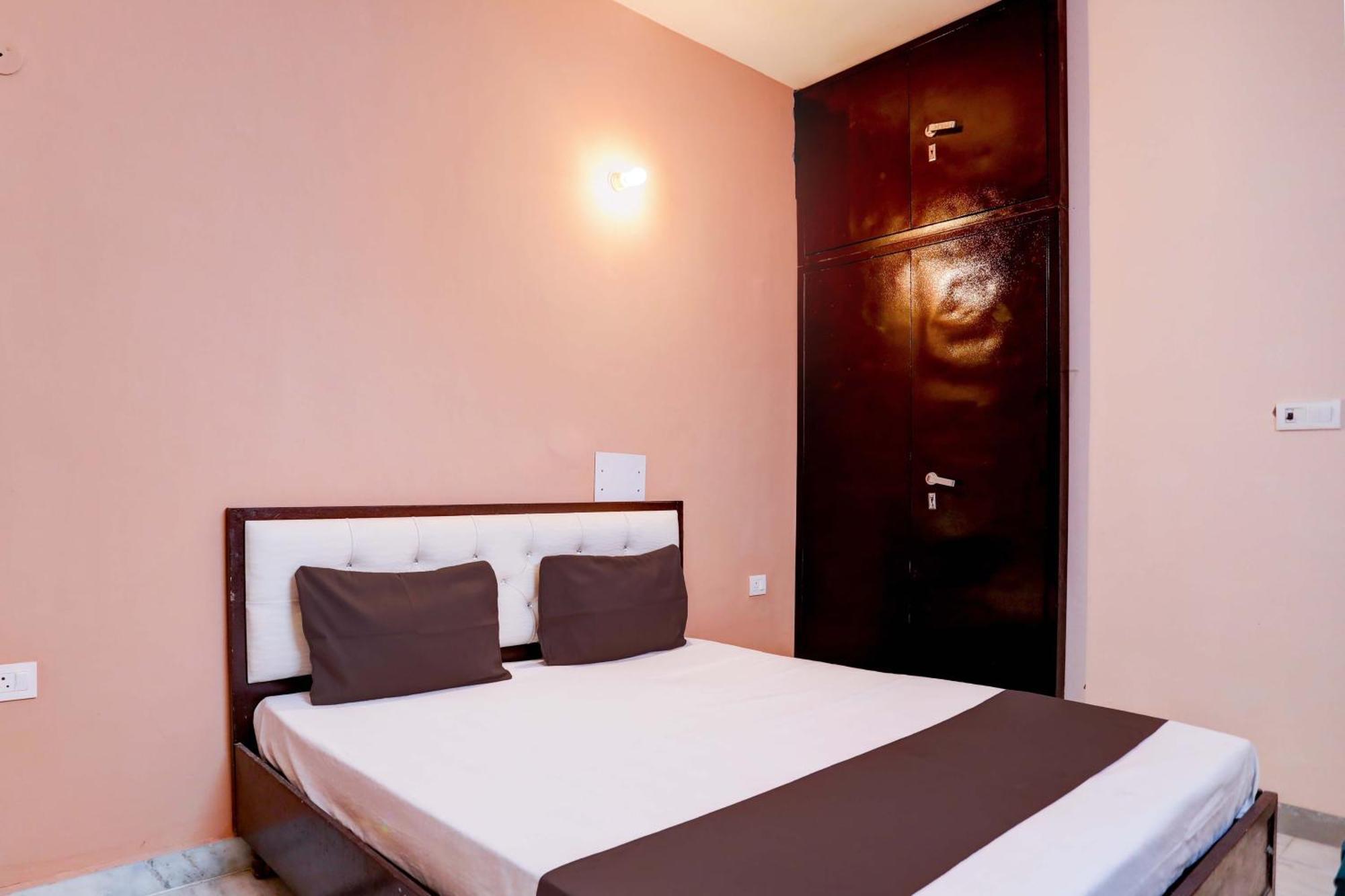 Hotel O Tilak Hotel 24 Sector 27 Near By Vinayak Hospital Gali No-6 Noida Kültér fotó